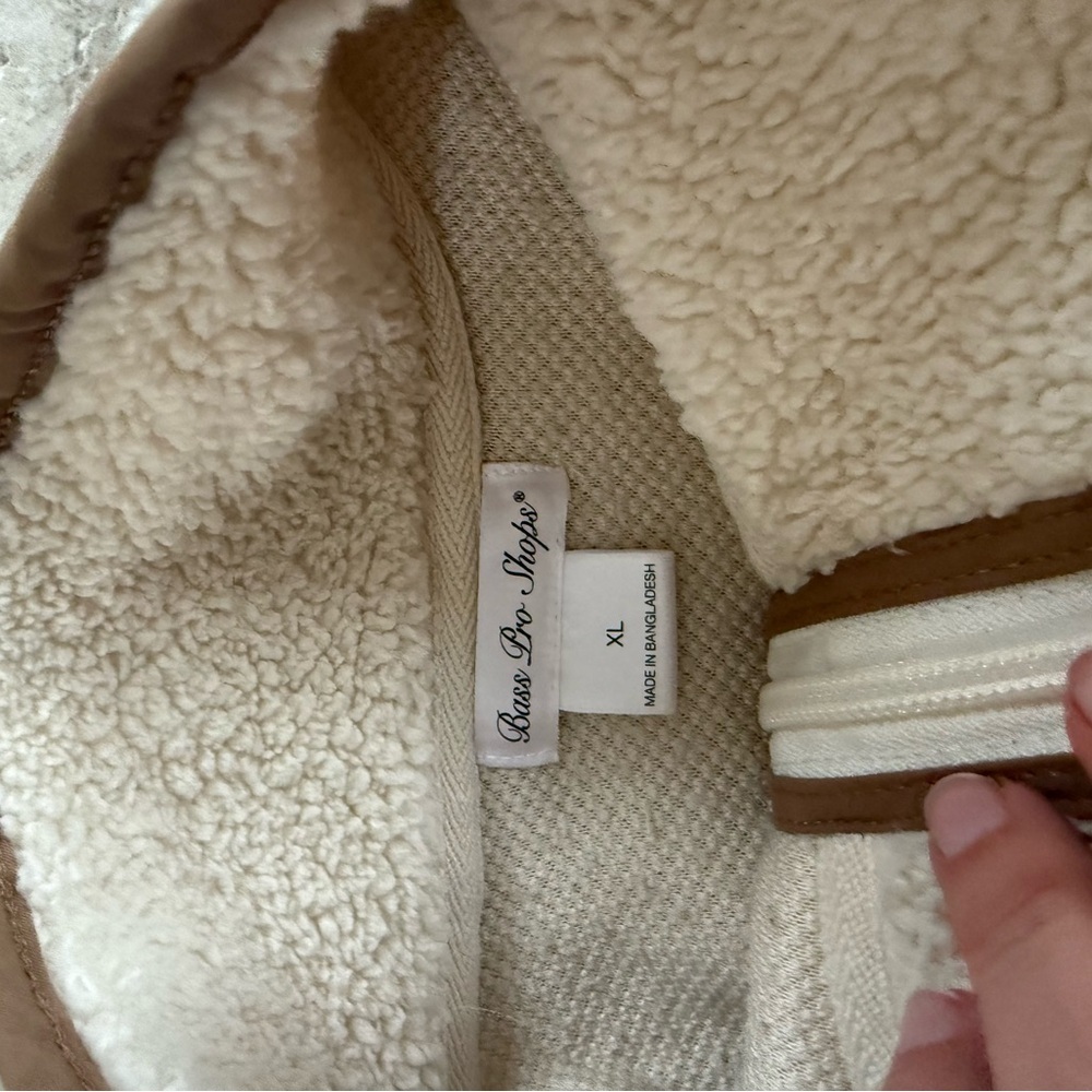 Brand new condition Bass pro shop XL Sherpa - Picture 3 of 4